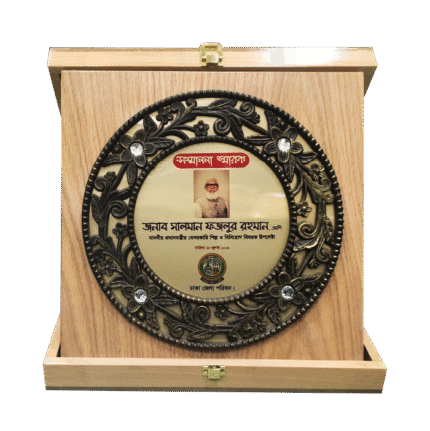 woodenworld plastic round crest
