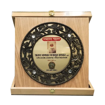 woodenworld plastic round crest
