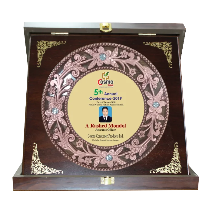 woodenworld plastic round crest