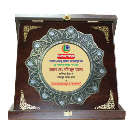 woodenworld plastic round crest