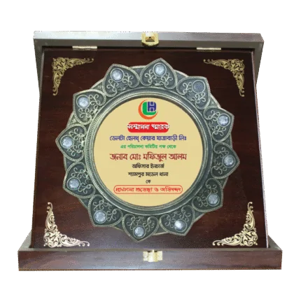 woodenworld plastic round crest