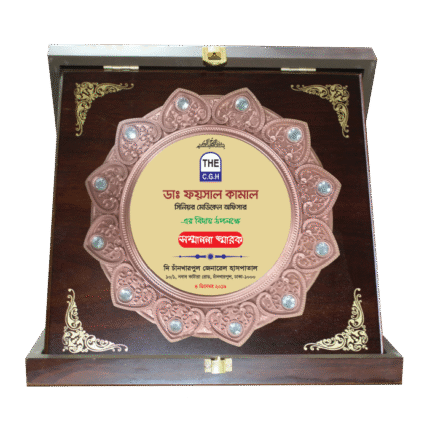 woodenworld plastic round crest