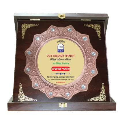 woodenworld plastic round crest