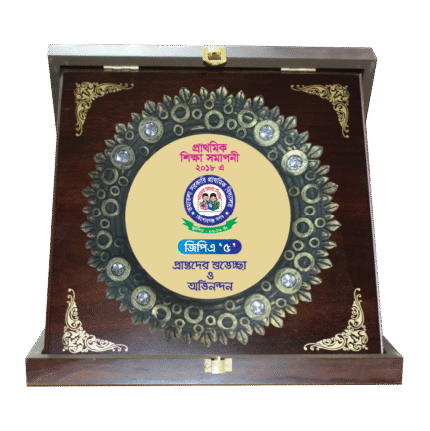 woodenworld plastic round crest