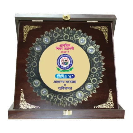 woodenworld plastic round crest