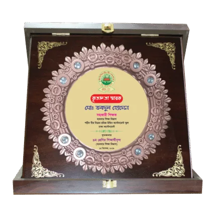 woodenworld plastic round crest