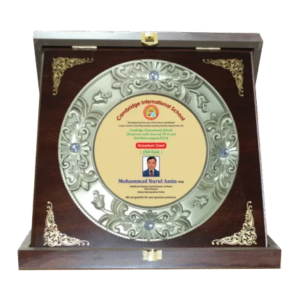 woodenworld plastic round crest