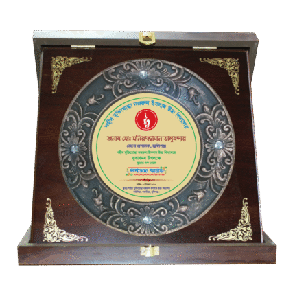 woodenworld plastic round crest