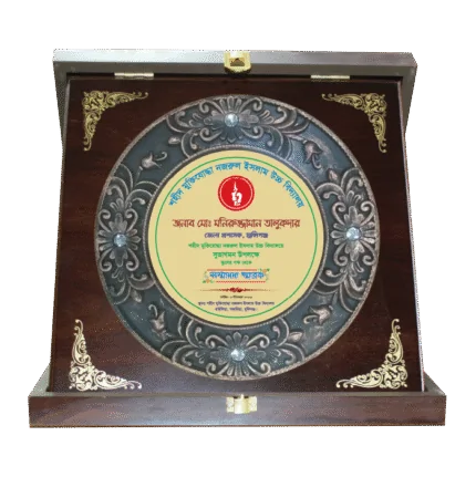 woodenworld plastic round crest