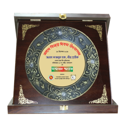 woodenworld plastic round crest