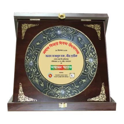 woodenworld plastic round crest