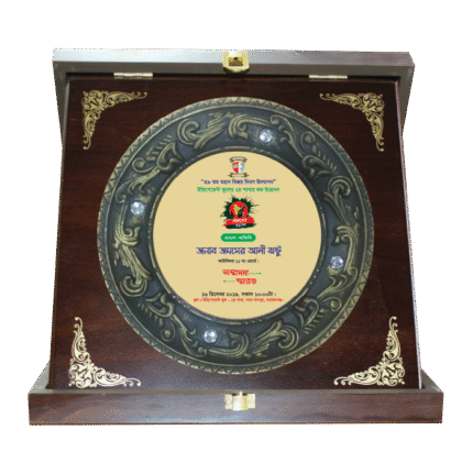 woodenworld plastic round crest