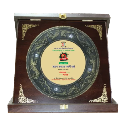 woodenworld plastic round crest