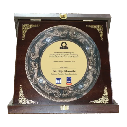 woodenworld plastic round crest
