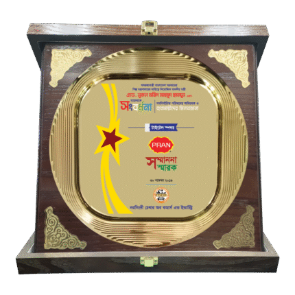 woodenworld round crest