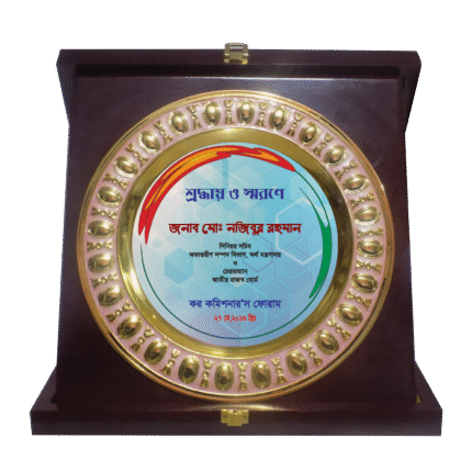 woodenworld round crest