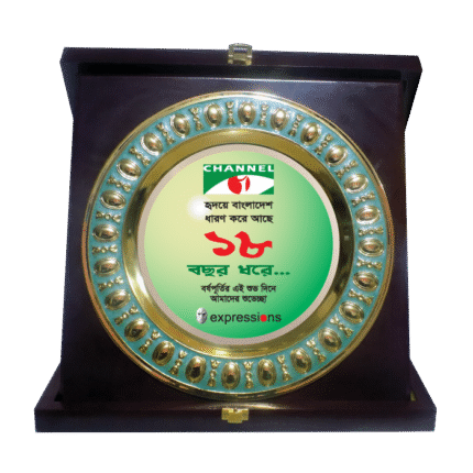 woodenworld round crest