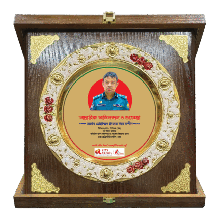 woodenworld round crest