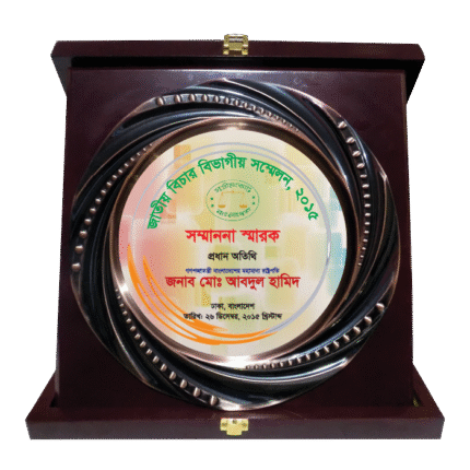 woodenworld round crest