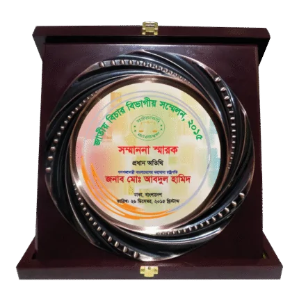 woodenworld round crest