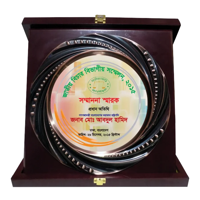 woodenworld round crest