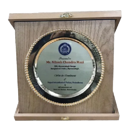 woodenworld round crest