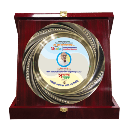 woodenworld round crest