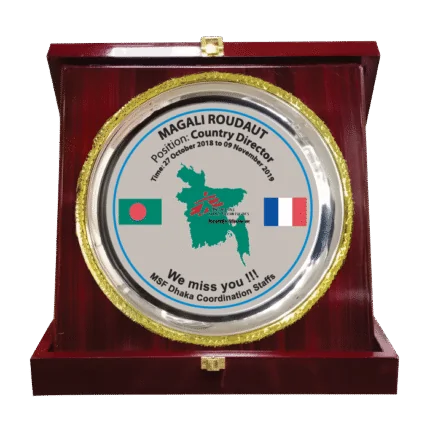woodenworld round crest